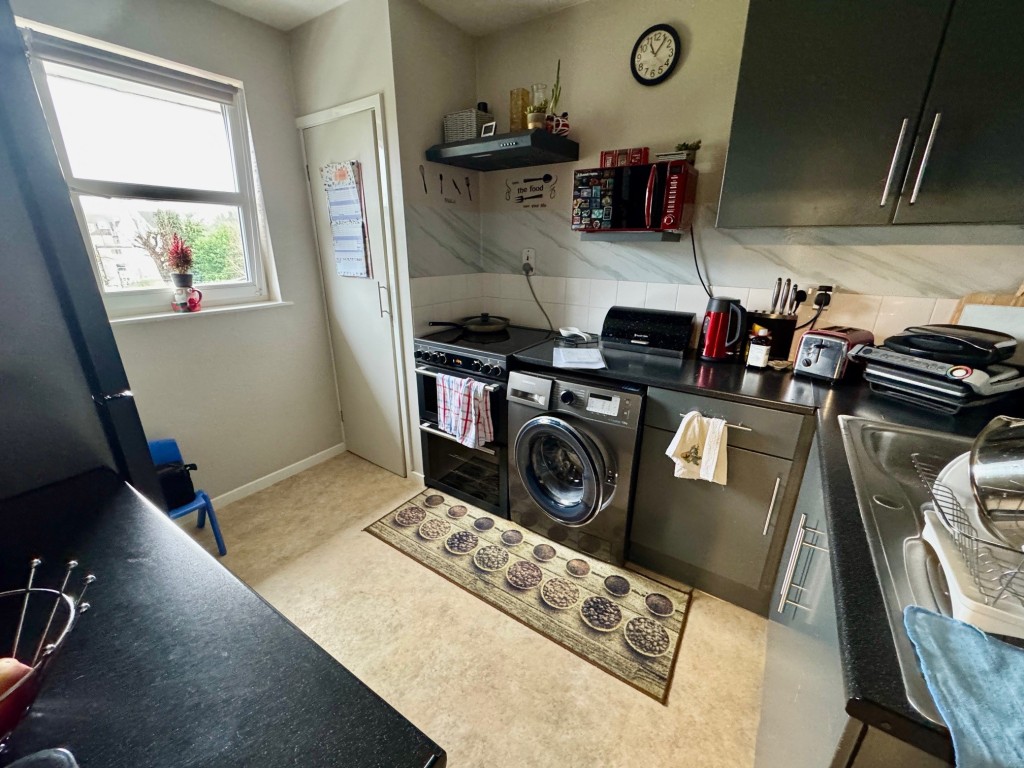 Lot: 43 - TWO-BEDROOM TOP FLOOR FLAT INVESTMENT - 5 Stuart Court - Kitchen